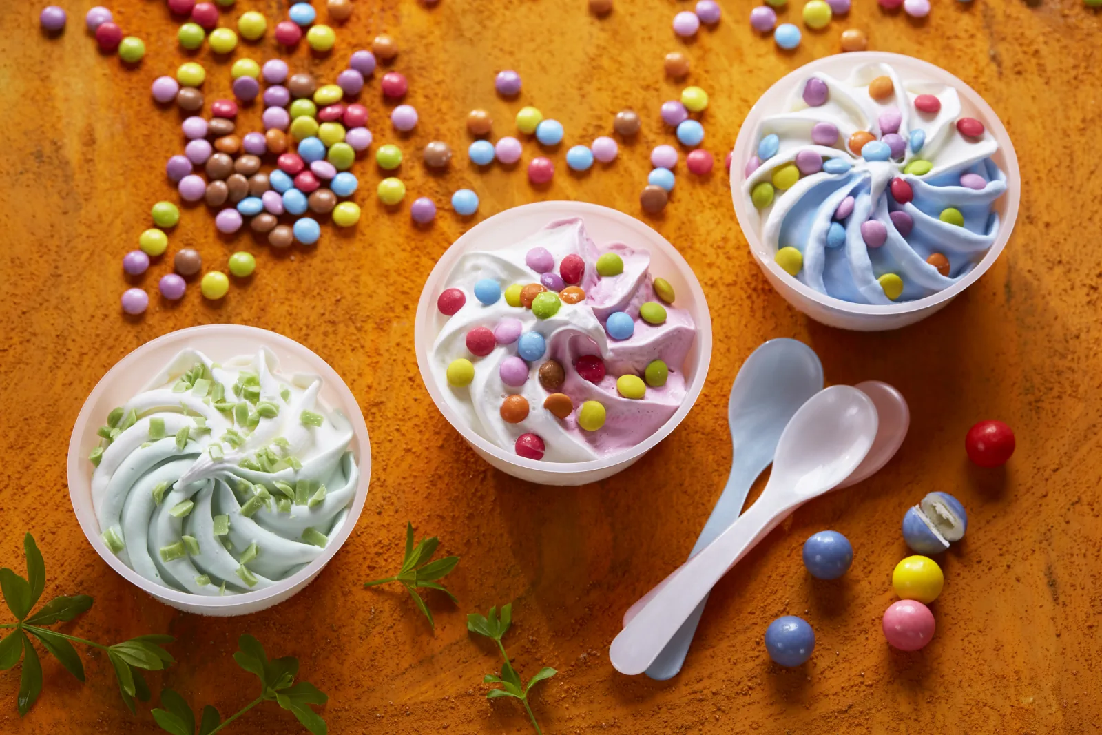 Bunte Eisbecher mit Schokolinsen
