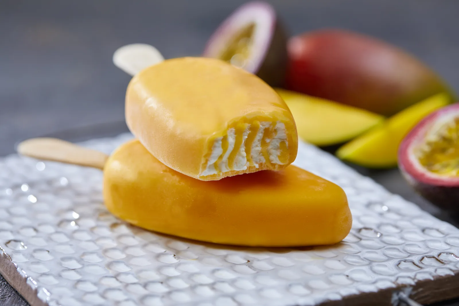 Mango-Eis am Stiel mit Frucht-Cremef&uuml;llung und frischer Mango